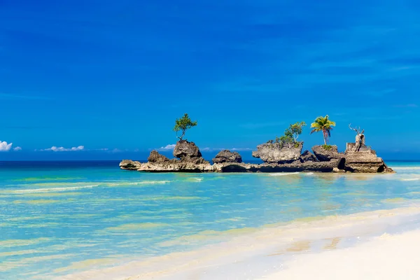 Escena de sueños. Hermosa isla en el mar tropical. Natur de verano —  Fotos de Stock