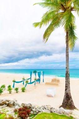 Sahilde düğün. Tr çiçekler düğün kemer süslenmiş