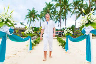 Sahilde düğün. Damat kumlu plajda t için gidiyor