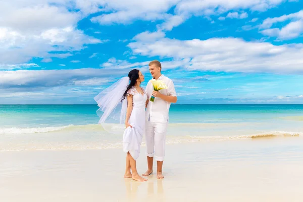 Noiva feliz e noivo se divertindo em uma praia tropical — Fotografia de Stock