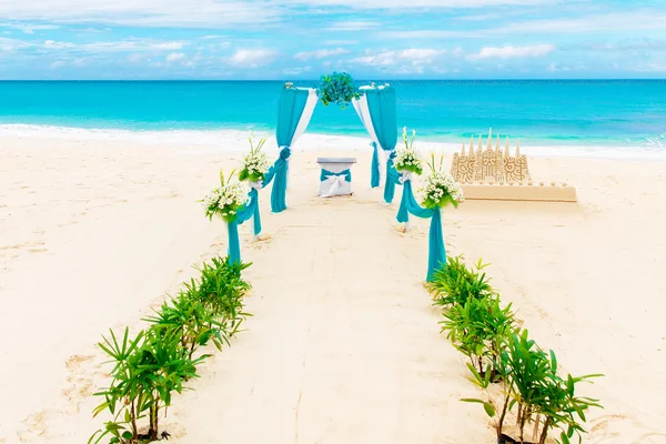 Boda en la playa. Arco de boda decorado con flores en tr —  Fotos de Stock