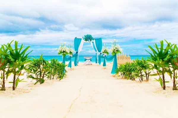 Casamento na praia. Arco de casamento decorado com flores no tr — Fotografia de Stock