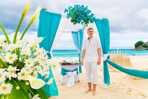 Svatba na pláži. Ženich čeká na nevěsty pod ar — Stock fotografie