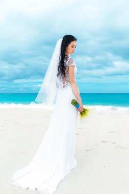 büyük uzun beyaz tra ile beyaz gelinlikle güzel nişanlısı