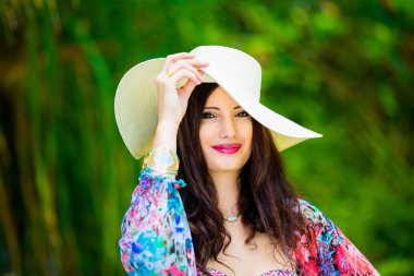 Yakın çekim portre genç kız güzel tro bir hasır şapka