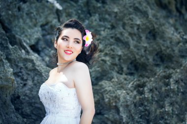 Tropikal bir plajda Asya gelin. Düğün ve balayı konsepti.