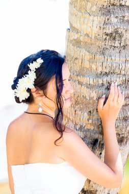 Beyaz bir gelinlikle güzel genç gelin buketi h ile