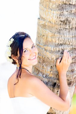 Beyaz bir gelinlikle güzel genç gelin buketi h ile