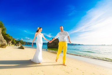 Gelin ve damat backg günbatımında ile tropikal bir plajda