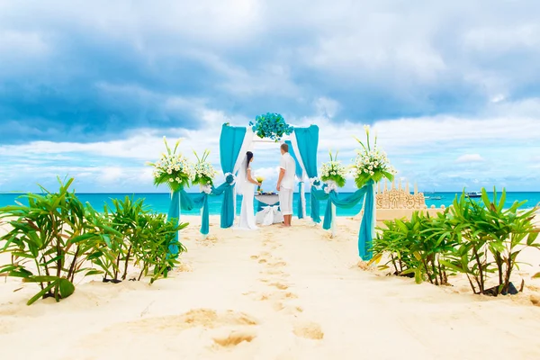 Cerimônia de casamento em uma praia tropical em azul. Feliz noivo e br — Fotografia de Stock