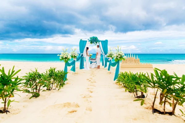 Wedding ceremony on a tropical beach in blue. Happy groom and br — Stock Photo, Image