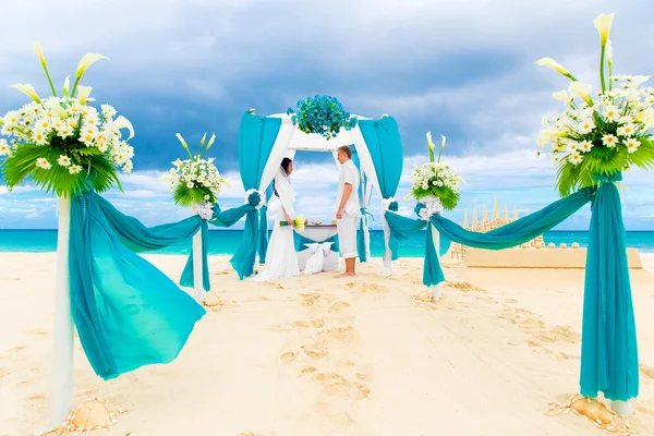 Mavi bir tropik sahilde düğün töreni. Mutlu damat ve br — Stok fotoğraf