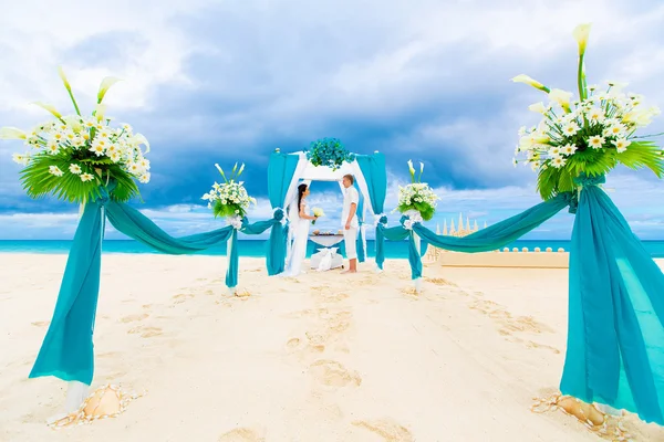 Wedding ceremony on a tropical beach in blue. Happy groom and br — Stock Photo, Image