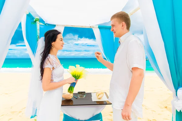 Bräutigam schenkt seiner Braut einen Verlobungsring unter dem Arch Deco — Stockfoto