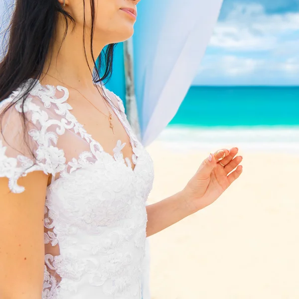 Sposa dando un anello di fidanzamento al suo sposo sotto l'arco deco — Foto Stock