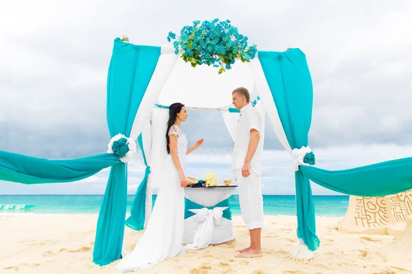 Noiva dando um anel de noivado para seu noivo sob o arco deco — Fotografia de Stock