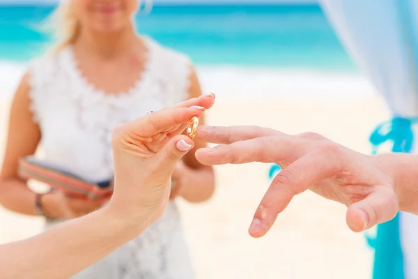 Nevěsta, dát jí ženicha pod obloukem deco zásnubní prsten — Stock fotografie