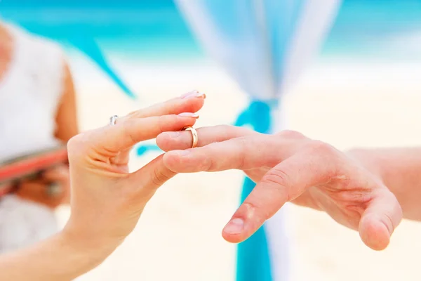 Νύφη, δίνοντας ένα δαχτυλίδι αρραβώνων για γαμπρό της κάτω από την αψίδα deco — Φωτογραφία Αρχείου
