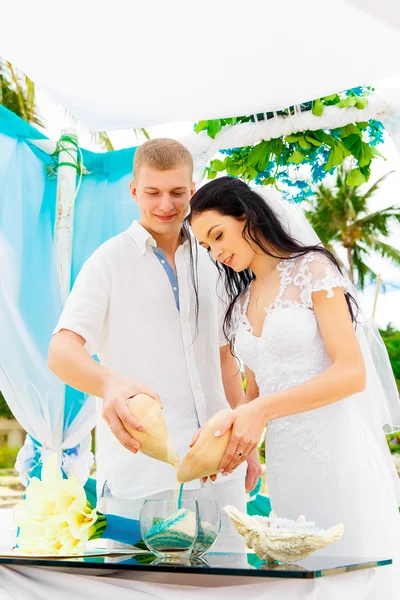 Wedding ceremony on a tropical beach in blue. Sand Ceremony. Hap — Stock Photo, Image