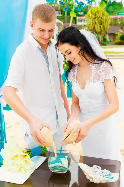 Ceremonia de boda en una playa tropical en azul. Ceremonia de arena. Hap. —  Fotos de Stock