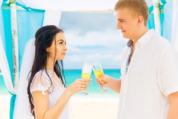 Ceremonia de boda en una playa tropical en azul. novio feliz y br —  Fotos de Stock