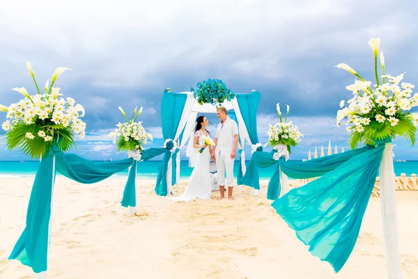 Ceremonia de boda en una playa tropical en azul. novio feliz y br — Foto de Stock