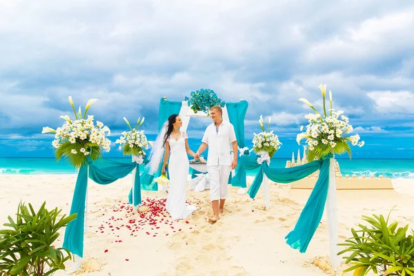 Ceremonia de boda en una playa tropical en azul. novio feliz y br —  Fotos de Stock