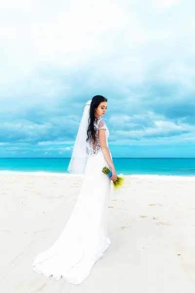 Pięknej narzeczonej w Biała suknia ślubna z wielkim tra długo biały — Zdjęcie stockowe