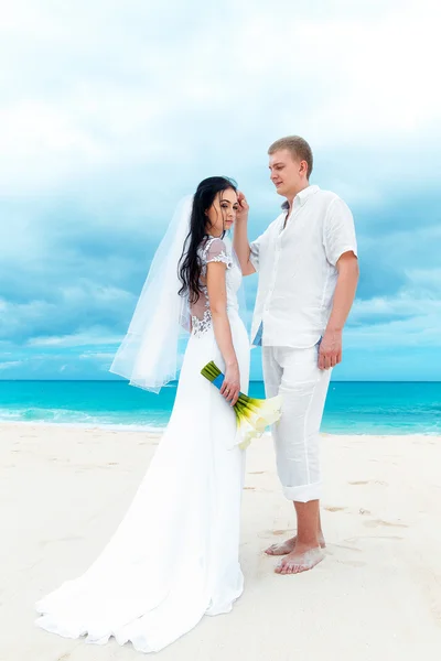 Happy groom and bride on the sandy tropical beach. Wedding and h — Stock Photo, Image