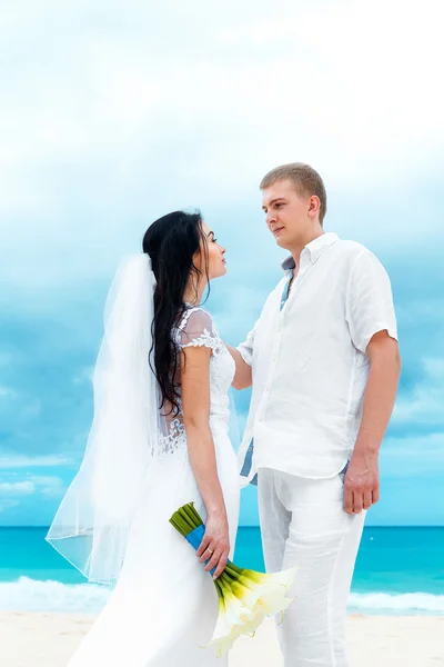 Feliz noivo e noiva na praia tropical arenosa. Casamento e h — Fotografia de Stock