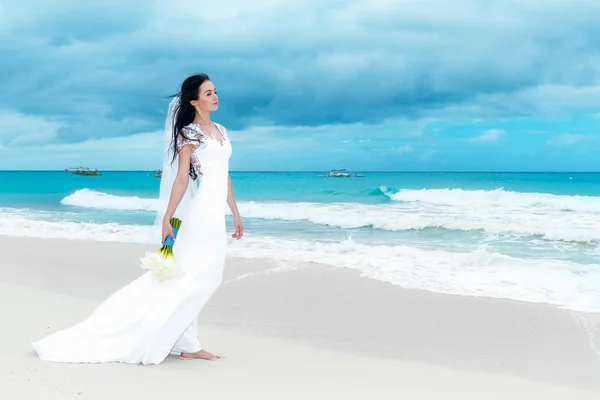 Beautiful fiancee in white wedding dress with big long white tra — Stock Photo, Image