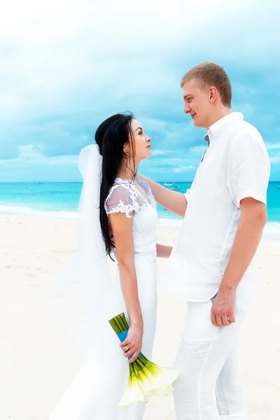 Boldog vőlegény és a menyasszony a trópusi homokos. Esküvő és h — Stock Fotó