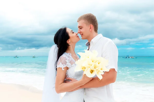 Feliz noivo e noiva na praia tropical arenosa. Casamento e h — Fotografia de Stock