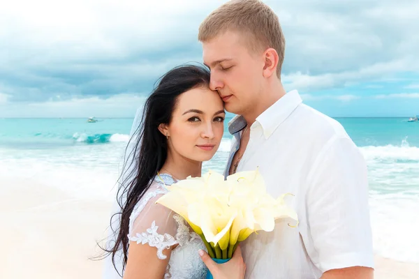 Happy groom and bride on the sandy tropical beach. Wedding and h — Stock Photo, Image