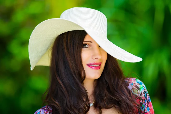 클로즈업 초상화 아름 다운 소녀는 접근 금지에 밀 짚 모자에 — 스톡 사진