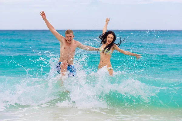 Junges verliebtes glückliches Paar am tropischen Strand — Stockfoto