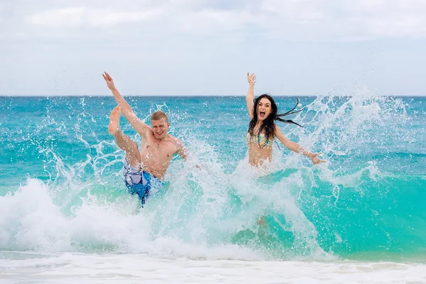 Молодая любящая счастливая пара на тропическом пляже — стоковое фото