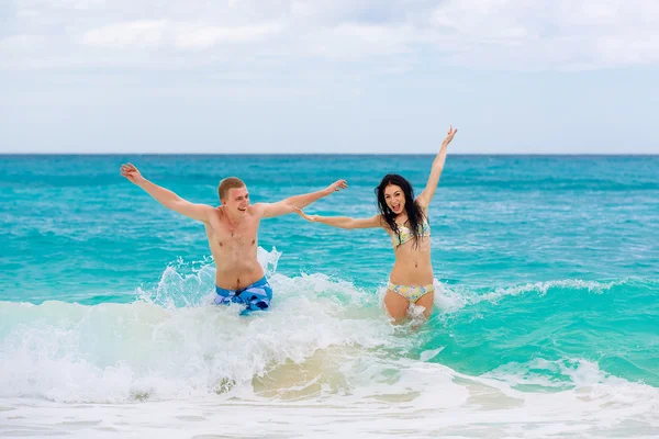 Giovane coppia felice amorevole sulla spiaggia tropicale — Foto Stock