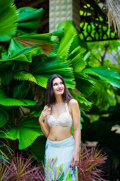 Jonge mooie vrouw in een hotel in een tropisch eiland. Zomer va — Stockfoto