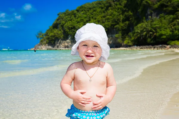 A little kid having fun on a tropical beach. — Stock Photo, Image