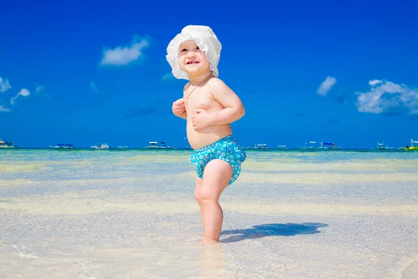 Ein kleines Kind hat Spaß an einem tropischen Strand. — Stockfoto