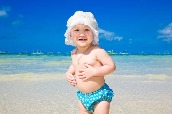 Ett litet barn ha roligt på en tropisk strand. — Stockfoto