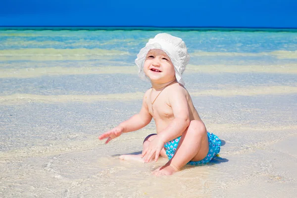 A little kid having fun on a tropical beach. — Stock Photo, Image