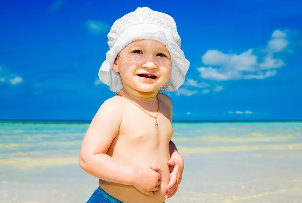 A little kid having fun on a tropical beach. — Stock Photo, Image