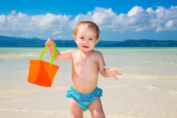 Un niño divirtiéndose en una playa tropical. Con vacaciones de verano —  Fotos de Stock