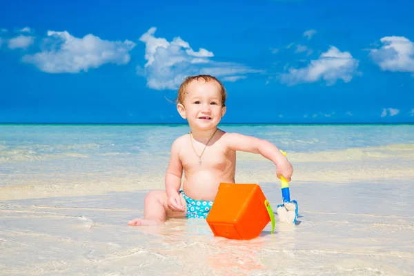 Um miúdo a divertir-se numa praia tropical. Verão férias con — Fotografia de Stock