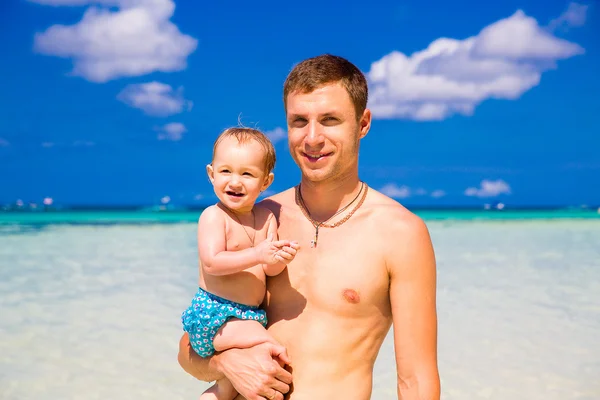 Buon padre e bambino si divertono su una spiaggia tropicale. Estate va — Foto Stock