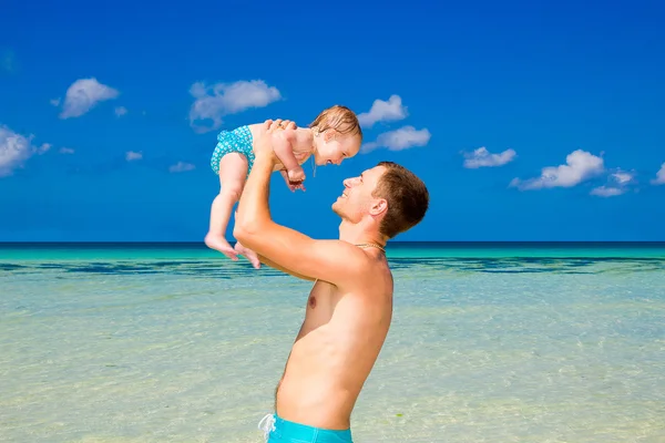 Feliz padre e hijo divirtiéndose en una playa tropical. Verano va — Foto de Stock