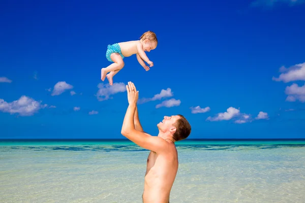 Lycklig far och barn ha roligt på en tropisk strand. Sommaren va — Stockfoto