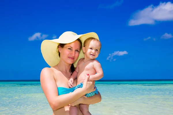 Familia feliz, mamá y un niño pequeño divirtiéndose en una playa tropical — Foto de Stock